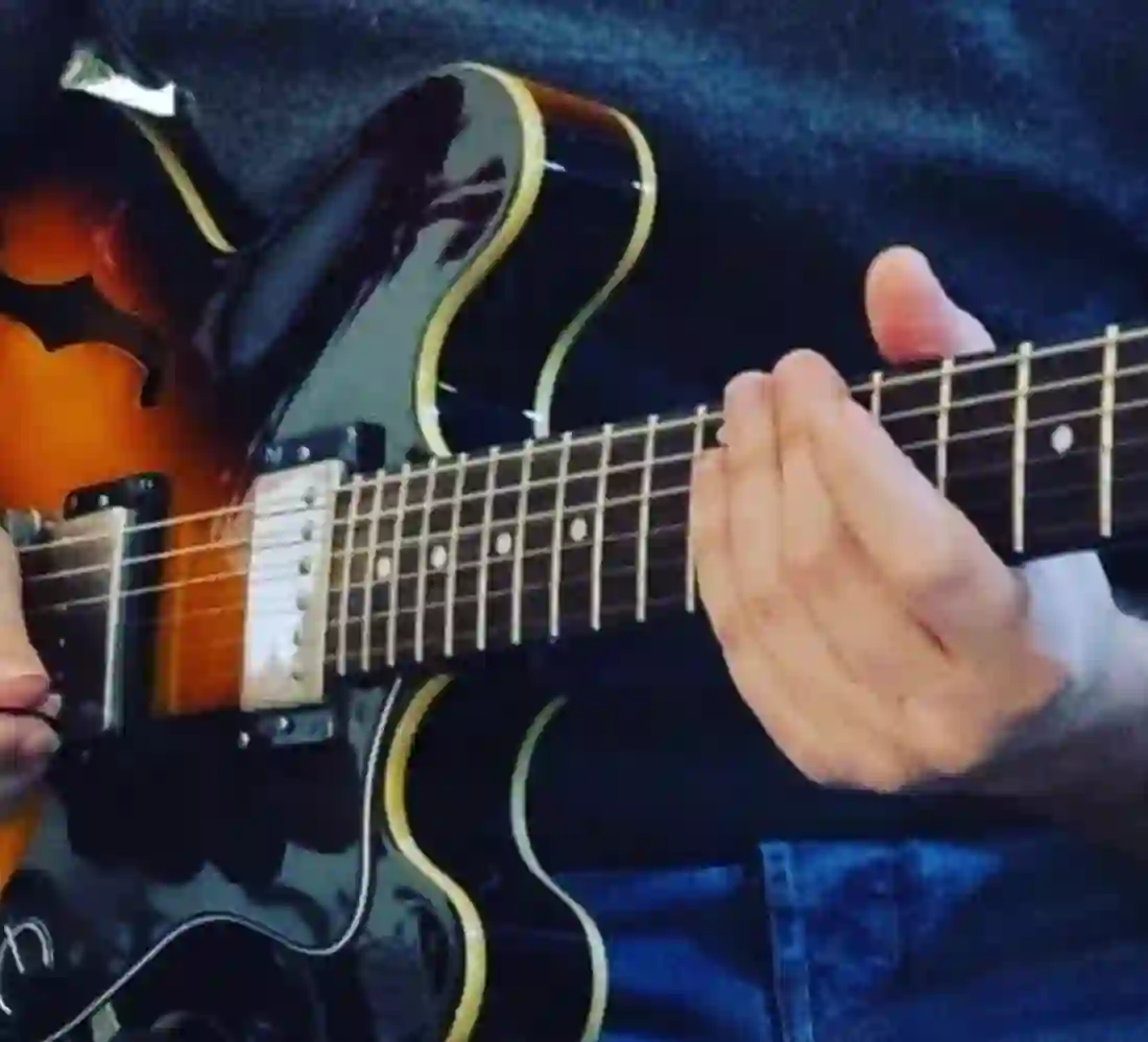 Dettaglio della chitarra archtop di Carmelo Gattuso durante un'esecuzione